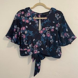 Floral crop top blouse ! Great conditions, and it’s perfect for an event.
